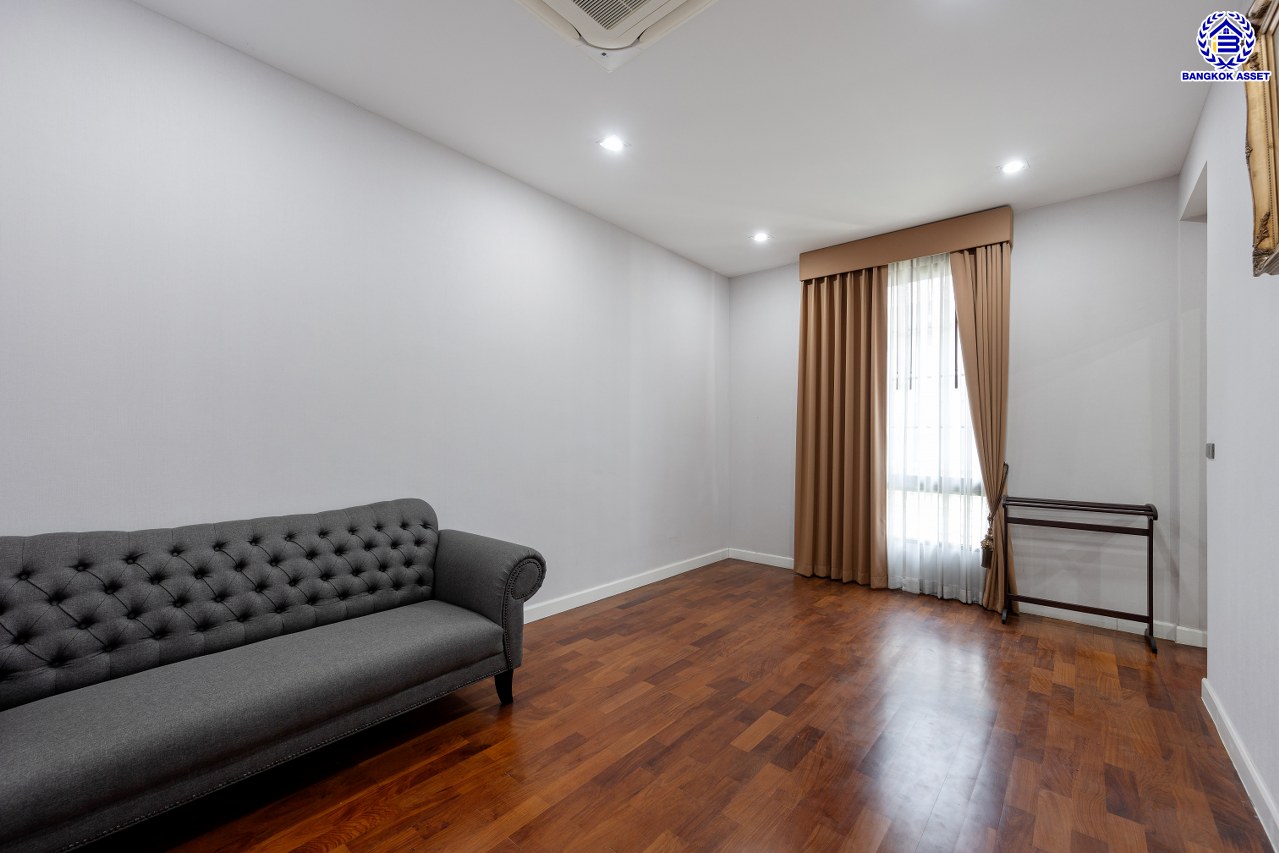 *****บ้านเดี่ยวมือสองกรุงเทพฯ โครงการ เดอะแกรนด์ อัลพีน่า ปิ่นเกล้า เนื้อที่ 140.80 ตร.ว. พื้นที่ใช้สอย 475 ตร.ม. ฟังก์ชัน 5 ห้องนอน 6 ห้องน้ำ จอดรถได้ 3 คัน บนทำเลเชื่อมต่อหลายเส้นทาง อาทิถนนบรมราชชนนี, ถนนพุทธมณฑลสาย3 ใกล้เซ็นทรัล ปิ่นเกล้า, ม.มหิดล และทางคู่ขนานลอยฟ้าบรมราชชนนี