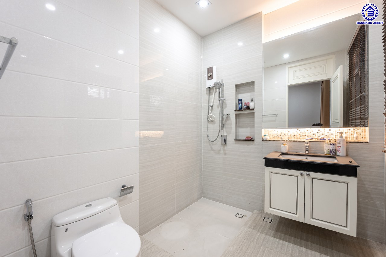 *****บ้านเดี่ยวมือสองกรุงเทพฯ โครงการ เดอะแกรนด์ อัลพีน่า ปิ่นเกล้า เนื้อที่ 140.80 ตร.ว. พื้นที่ใช้สอย 475 ตร.ม. ฟังก์ชัน 5 ห้องนอน 6 ห้องน้ำ จอดรถได้ 3 คัน บนทำเลเชื่อมต่อหลายเส้นทาง อาทิถนนบรมราชชนนี, ถนนพุทธมณฑลสาย3 ใกล้เซ็นทรัล ปิ่นเกล้า, ม.มหิดล และทางคู่ขนานลอยฟ้าบรมราชชนนี