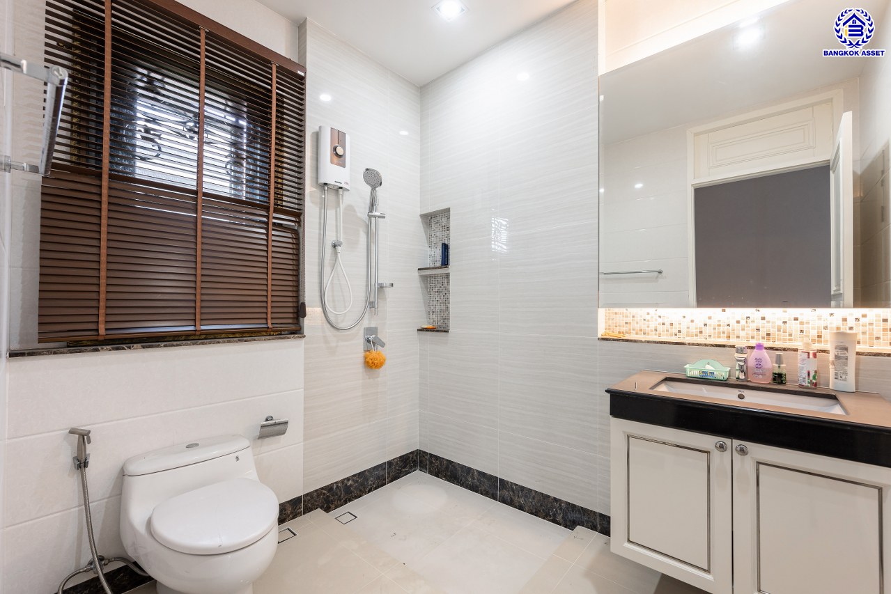 *****บ้านเดี่ยวมือสองกรุงเทพฯ โครงการ เดอะแกรนด์ อัลพีน่า ปิ่นเกล้า เนื้อที่ 140.80 ตร.ว. พื้นที่ใช้สอย 475 ตร.ม. ฟังก์ชัน 5 ห้องนอน 6 ห้องน้ำ จอดรถได้ 3 คัน บนทำเลเชื่อมต่อหลายเส้นทาง อาทิถนนบรมราชชนนี, ถนนพุทธมณฑลสาย3 ใกล้เซ็นทรัล ปิ่นเกล้า, ม.มหิดล และทางคู่ขนานลอยฟ้าบรมราชชนนี