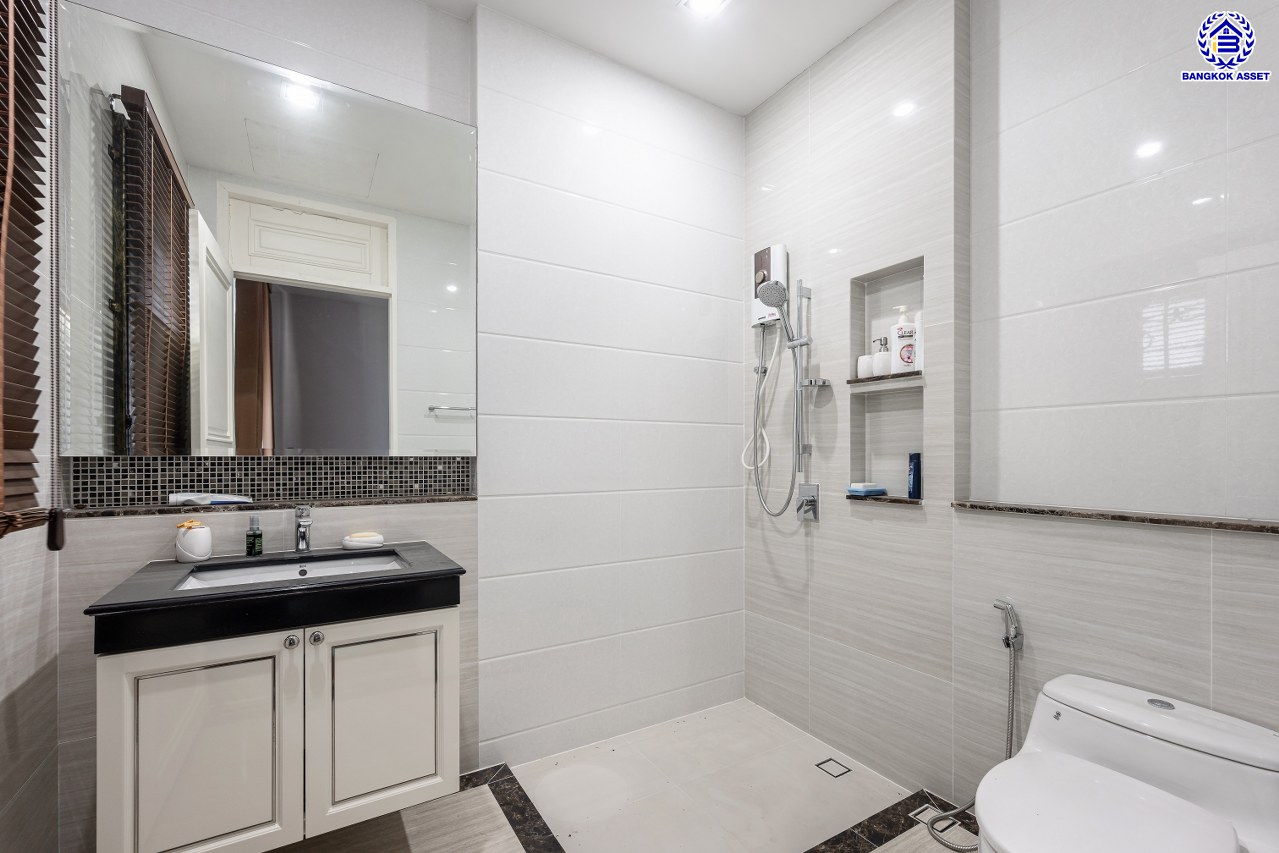 *****บ้านเดี่ยวมือสองกรุงเทพฯ โครงการ เดอะแกรนด์ อัลพีน่า ปิ่นเกล้า เนื้อที่ 140.80 ตร.ว. พื้นที่ใช้สอย 475 ตร.ม. ฟังก์ชัน 5 ห้องนอน 6 ห้องน้ำ จอดรถได้ 3 คัน บนทำเลเชื่อมต่อหลายเส้นทาง อาทิถนนบรมราชชนนี, ถนนพุทธมณฑลสาย3 ใกล้เซ็นทรัล ปิ่นเกล้า, ม.มหิดล และทางคู่ขนานลอยฟ้าบรมราชชนนี