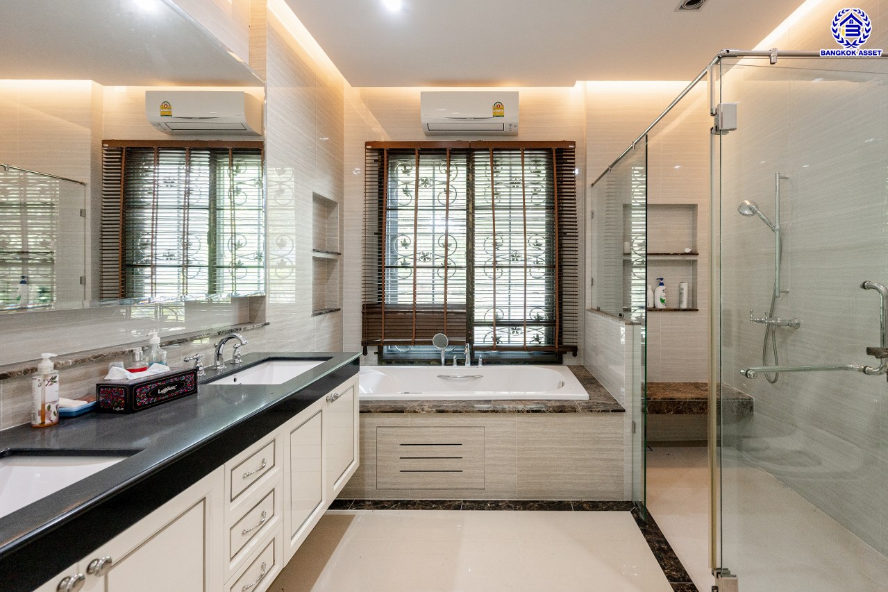 *****บ้านเดี่ยวมือสองกรุงเทพฯ โครงการ เดอะแกรนด์ อัลพีน่า ปิ่นเกล้า เนื้อที่ 140.80 ตร.ว. พื้นที่ใช้สอย 475 ตร.ม. ฟังก์ชัน 5 ห้องนอน 6 ห้องน้ำ จอดรถได้ 3 คัน บนทำเลเชื่อมต่อหลายเส้นทาง อาทิถนนบรมราชชนนี, ถนนพุทธมณฑลสาย3 ใกล้เซ็นทรัล ปิ่นเกล้า, ม.มหิดล และทางคู่ขนานลอยฟ้าบรมราชชนนี