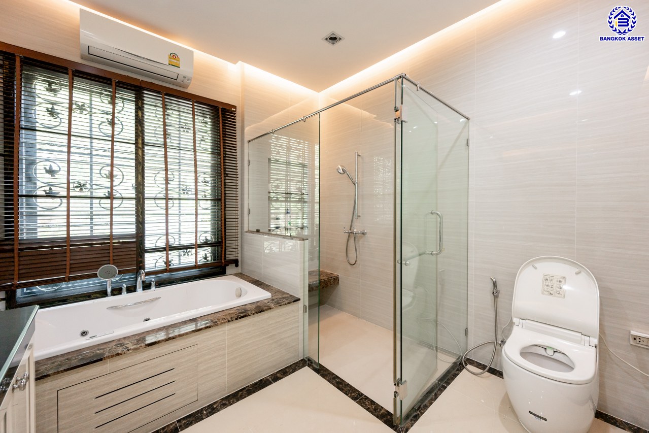 *****บ้านเดี่ยวมือสองกรุงเทพฯ โครงการ เดอะแกรนด์ อัลพีน่า ปิ่นเกล้า เนื้อที่ 140.80 ตร.ว. พื้นที่ใช้สอย 475 ตร.ม. ฟังก์ชัน 5 ห้องนอน 6 ห้องน้ำ จอดรถได้ 3 คัน บนทำเลเชื่อมต่อหลายเส้นทาง อาทิถนนบรมราชชนนี, ถนนพุทธมณฑลสาย3 ใกล้เซ็นทรัล ปิ่นเกล้า, ม.มหิดล และทางคู่ขนานลอยฟ้าบรมราชชนนี