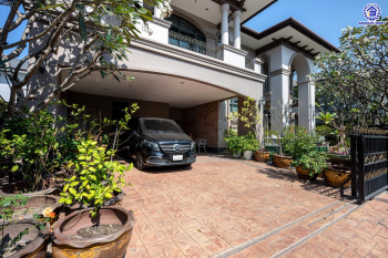 *****บ้านเดี่ยวมือสองกรุงเทพฯ โครงการ เดอะแกรนด์ อัลพีน่า ปิ่นเกล้า เนื้อที่ 140.80 ตร.ว. พื้นที่ใช้สอย 475 ตร.ม. ฟังก์ชัน 5 ห้องนอน 6 ห้องน้ำ จอดรถได้ 3 คัน บนทำเลเชื่อมต่อหลายเส้นทาง อาทิถนนบรมราชชนนี, ถนนพุทธมณฑลสาย3 ใกล้เซ็นทรัล ปิ่นเกล้า, ม.มหิดล และทางคู่ขนานลอยฟ้าบรมราชชนนี