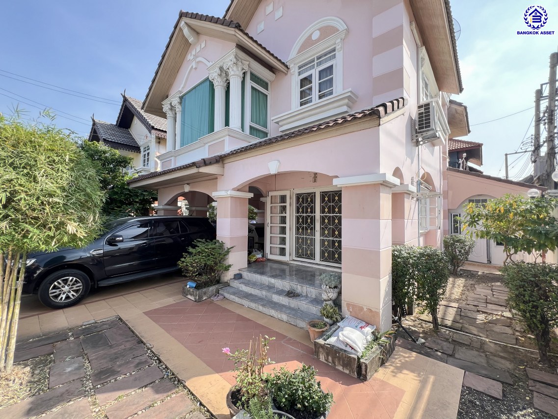 *****บ้านเดี่ยวมือสองนนทบุรี โครงการ วิโรจน์วิลล์ บางบัวทอง หลังมุม เนื้อที่กว้าง 60 ตร.ว. พื้นที่ชใช้สอย 160 ตร.ม. ฟังก์ชัน 3 ห้องนอน 3 ห้องน้ำ 1 ที่จอดรถ บนทำเลแห่งการเดินทาง เชื่อมต่อถนนบ้านกล้วย-ไทรน้อย, ถนนกาญจณาภิเษก ใกล้รถไฟฟ้าสายสีม่วง "สถานีคลองบางไผ่" และ ใกล้มอเตอร์เวย์ "M81 บางใหญ่-กาญจนบุรี"