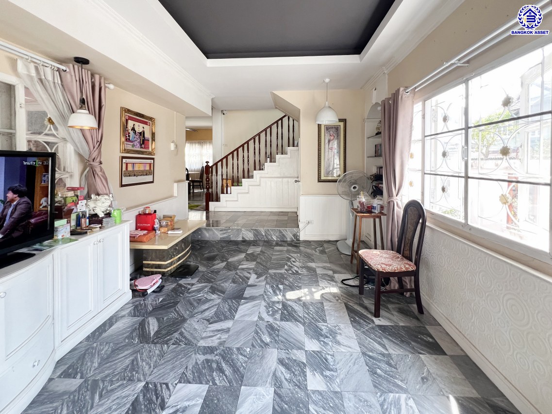 *****บ้านเดี่ยวมือสองนนทบุรี โครงการ วิโรจน์วิลล์ บางบัวทอง หลังมุม เนื้อที่กว้าง 60 ตร.ว. พื้นที่ชใช้สอย 160 ตร.ม. ฟังก์ชัน 3 ห้องนอน 3 ห้องน้ำ 1 ที่จอดรถ บนทำเลแห่งการเดินทาง เชื่อมต่อถนนบ้านกล้วย-ไทรน้อย, ถนนกาญจณาภิเษก ใกล้รถไฟฟ้าสายสีม่วง "สถานีคลองบางไผ่" และ ใกล้มอเตอร์เวย์ "M81 บางใหญ่-กาญจนบุรี"