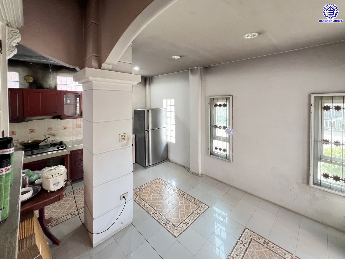 *****บ้านเดี่ยวมือสองนนทบุรี โครงการ วิโรจน์วิลล์ บางบัวทอง หลังมุม เนื้อที่กว้าง 60 ตร.ว. พื้นที่ชใช้สอย 160 ตร.ม. ฟังก์ชัน 3 ห้องนอน 3 ห้องน้ำ 1 ที่จอดรถ บนทำเลแห่งการเดินทาง เชื่อมต่อถนนบ้านกล้วย-ไทรน้อย, ถนนกาญจณาภิเษก ใกล้รถไฟฟ้าสายสีม่วง "สถานีคลองบางไผ่" และ ใกล้มอเตอร์เวย์ "M81 บางใหญ่-กาญจนบุรี"