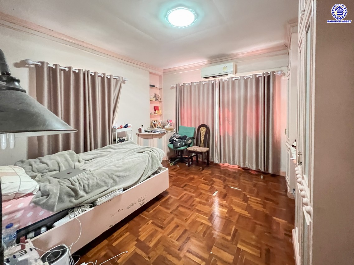 *****บ้านเดี่ยวมือสองนนทบุรี โครงการ วิโรจน์วิลล์ บางบัวทอง หลังมุม เนื้อที่กว้าง 60 ตร.ว. พื้นที่ชใช้สอย 160 ตร.ม. ฟังก์ชัน 3 ห้องนอน 3 ห้องน้ำ 1 ที่จอดรถ บนทำเลแห่งการเดินทาง เชื่อมต่อถนนบ้านกล้วย-ไทรน้อย, ถนนกาญจณาภิเษก ใกล้รถไฟฟ้าสายสีม่วง "สถานีคลองบางไผ่" และ ใกล้มอเตอร์เวย์ "M81 บางใหญ่-กาญจนบุรี"