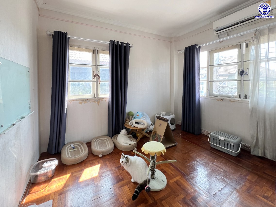 *****บ้านเดี่ยวมือสองนนทบุรี โครงการ วิโรจน์วิลล์ บางบัวทอง หลังมุม เนื้อที่กว้าง 60 ตร.ว. พื้นที่ชใช้สอย 160 ตร.ม. ฟังก์ชัน 3 ห้องนอน 3 ห้องน้ำ 1 ที่จอดรถ บนทำเลแห่งการเดินทาง เชื่อมต่อถนนบ้านกล้วย-ไทรน้อย, ถนนกาญจณาภิเษก ใกล้รถไฟฟ้าสายสีม่วง "สถานีคลองบางไผ่" และ ใกล้มอเตอร์เวย์ "M81 บางใหญ่-กาญจนบุรี"