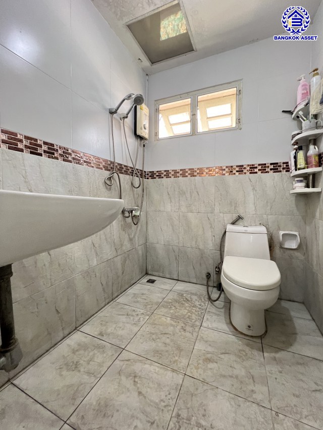 *****บ้านเดี่ยวมือสองนนทบุรี โครงการ วิโรจน์วิลล์ บางบัวทอง หลังมุม เนื้อที่กว้าง 60 ตร.ว. พื้นที่ชใช้สอย 160 ตร.ม. ฟังก์ชัน 3 ห้องนอน 3 ห้องน้ำ 1 ที่จอดรถ บนทำเลแห่งการเดินทาง เชื่อมต่อถนนบ้านกล้วย-ไทรน้อย, ถนนกาญจณาภิเษก ใกล้รถไฟฟ้าสายสีม่วง "สถานีคลองบางไผ่" และ ใกล้มอเตอร์เวย์ "M81 บางใหญ่-กาญจนบุรี"