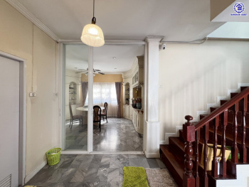 *****บ้านเดี่ยวมือสองนนทบุรี โครงการ วิโรจน์วิลล์ บางบัวทอง หลังมุม เนื้อที่กว้าง 60 ตร.ว. พื้นที่ชใช้สอย 160 ตร.ม. ฟังก์ชัน 3 ห้องนอน 3 ห้องน้ำ 1 ที่จอดรถ บนทำเลแห่งการเดินทาง เชื่อมต่อถนนบ้านกล้วย-ไทรน้อย, ถนนกาญจณาภิเษก ใกล้รถไฟฟ้าสายสีม่วง "สถานีคลองบางไผ่" และ ใกล้มอเตอร์เวย์ "M81 บางใหญ่-กาญจนบุรี"