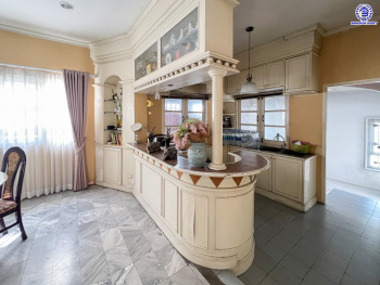 *****บ้านเดี่ยวมือสองนนทบุรี โครงการ วิโรจน์วิลล์ บางบัวทอง หลังมุม เนื้อที่กว้าง 60 ตร.ว. พื้นที่ชใช้สอย 160 ตร.ม. ฟังก์ชัน 3 ห้องนอน 3 ห้องน้ำ 1 ที่จอดรถ บนทำเลแห่งการเดินทาง เชื่อมต่อถนนบ้านกล้วย-ไทรน้อย, ถนนกาญจณาภิเษก ใกล้รถไฟฟ้าสายสีม่วง "สถานีคลองบางไผ่" และ ใกล้มอเตอร์เวย์ "M81 บางใหญ่-กาญจนบุรี"