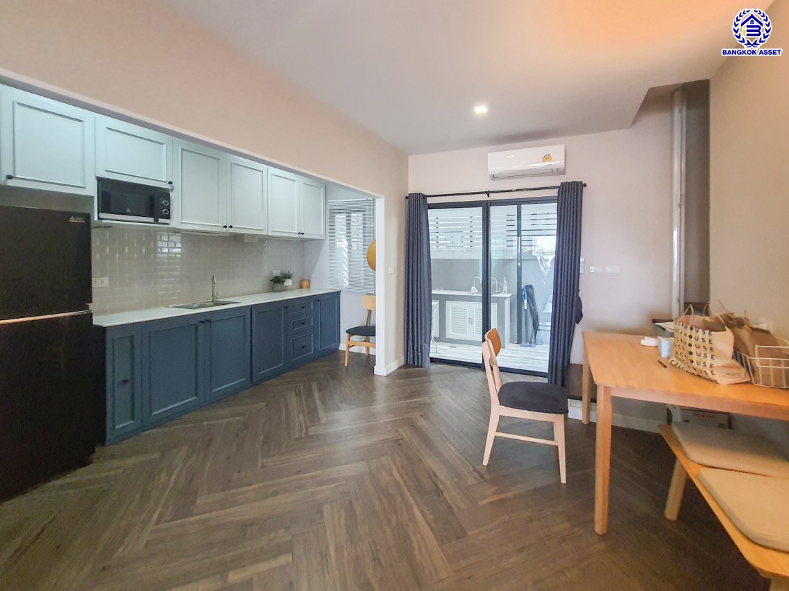 *****ทาวน์เฮ้าส์มือสองกรุงเทพฯ โครงการ พาทิโอ วิภาวดี-สรงประภา เนื้อที่กว้าง 20.50 ตร.ว. พื้นที่ใช้สอย 165 ตร.ม. ฟังก์ชัน 3 ห้องนอน 3 ห้องน้ำ 2 ที่จอดรถ บนทำเลดี เชื่อมต่อถนนสรงประภา, ถนนแจ้งวัฒนะ, ถนนวิภาวดีรังสิต ใกล้รถไฟฟ้าสายสีแดง "สถานีดอนเมือง" และจุดขึ้นทางด่วน "ดอนเมือง"