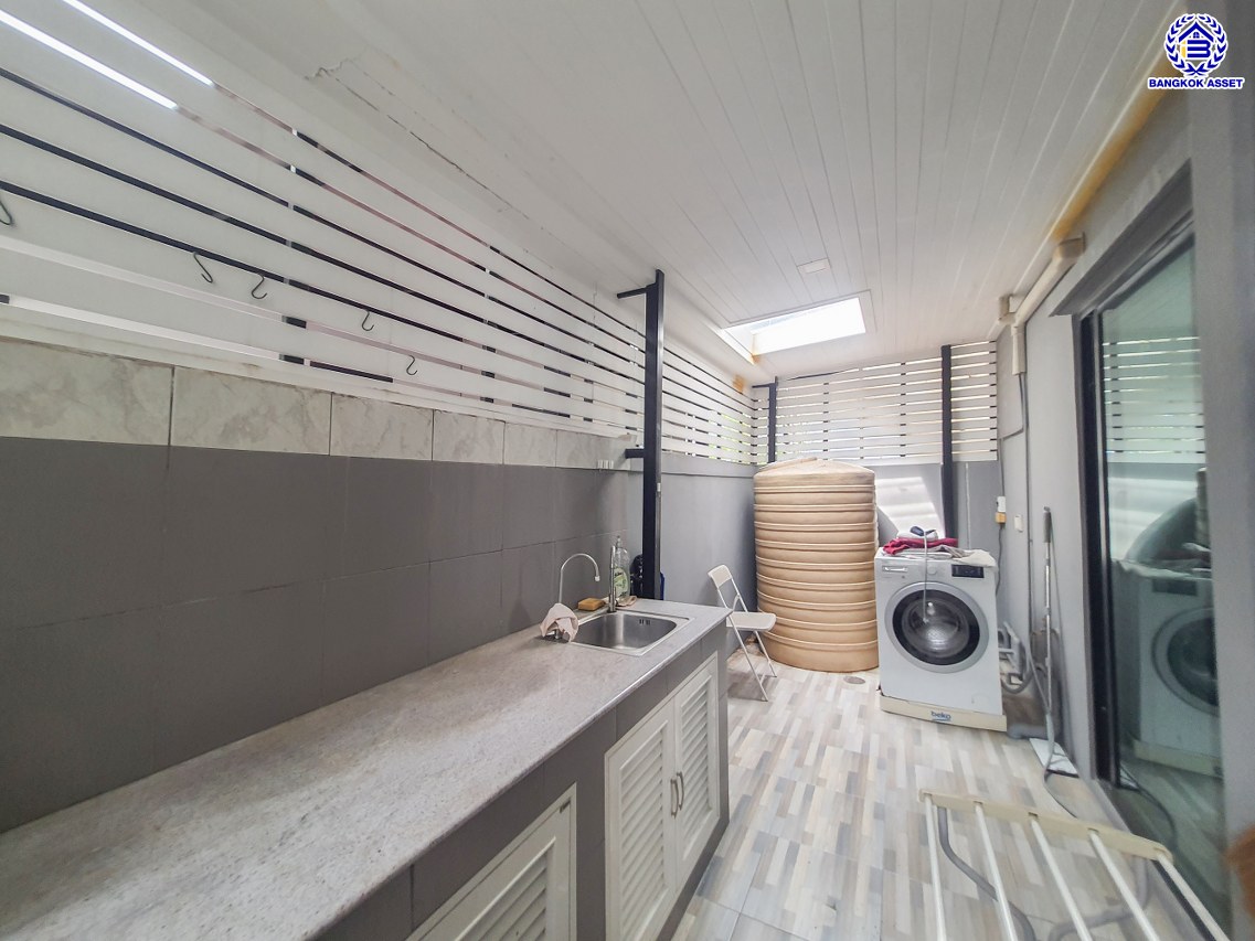 *****ทาวน์เฮ้าส์มือสองกรุงเทพฯ โครงการ พาทิโอ วิภาวดี-สรงประภา เนื้อที่กว้าง 20.50 ตร.ว. พื้นที่ใช้สอย 165 ตร.ม. ฟังก์ชัน 3 ห้องนอน 3 ห้องน้ำ 2 ที่จอดรถ บนทำเลดี เชื่อมต่อถนนสรงประภา, ถนนแจ้งวัฒนะ, ถนนวิภาวดีรังสิต ใกล้รถไฟฟ้าสายสีแดง "สถานีดอนเมือง" และจุดขึ้นทางด่วน "ดอนเมือง"