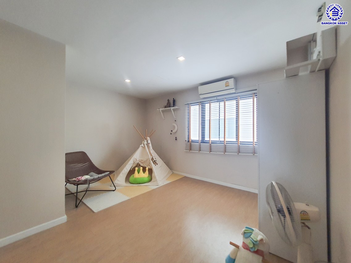 *****ทาวน์เฮ้าส์มือสองกรุงเทพฯ โครงการ พาทิโอ วิภาวดี-สรงประภา เนื้อที่กว้าง 20.50 ตร.ว. พื้นที่ใช้สอย 165 ตร.ม. ฟังก์ชัน 3 ห้องนอน 3 ห้องน้ำ 2 ที่จอดรถ บนทำเลดี เชื่อมต่อถนนสรงประภา, ถนนแจ้งวัฒนะ, ถนนวิภาวดีรังสิต ใกล้รถไฟฟ้าสายสีแดง "สถานีดอนเมือง" และจุดขึ้นทางด่วน "ดอนเมือง"