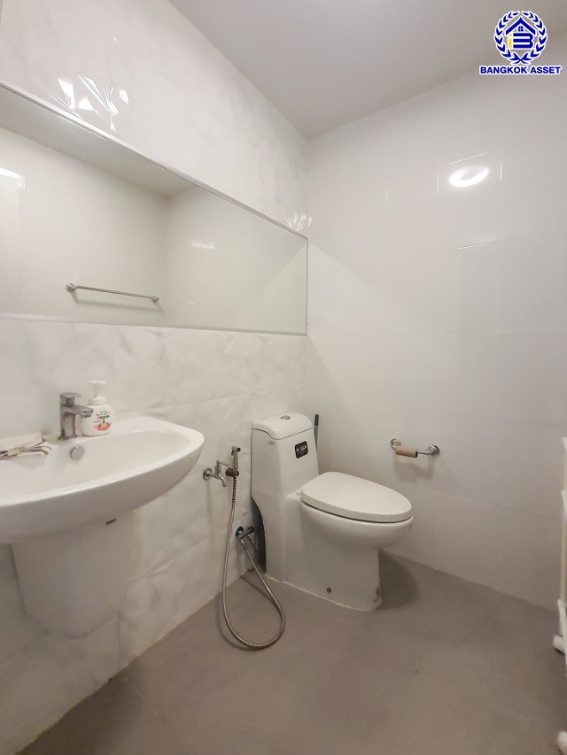 *****ทาวน์เฮ้าส์มือสองกรุงเทพฯ โครงการ พาทิโอ วิภาวดี-สรงประภา เนื้อที่กว้าง 20.50 ตร.ว. พื้นที่ใช้สอย 165 ตร.ม. ฟังก์ชัน 3 ห้องนอน 3 ห้องน้ำ 2 ที่จอดรถ บนทำเลดี เชื่อมต่อถนนสรงประภา, ถนนแจ้งวัฒนะ, ถนนวิภาวดีรังสิต ใกล้รถไฟฟ้าสายสีแดง "สถานีดอนเมือง" และจุดขึ้นทางด่วน "ดอนเมือง"