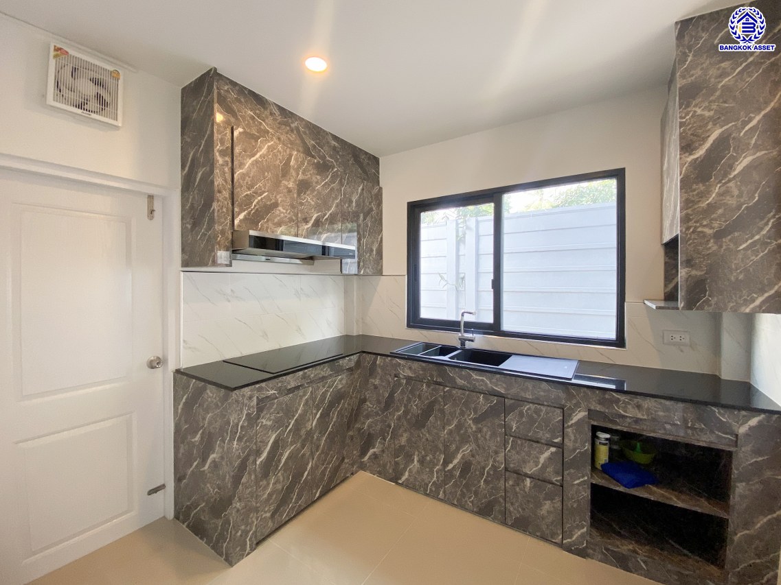 *****บ้านมือสอง นนทบุรี โครงการ เซนโทร สะพานมหาเจษฎาบดินทร์ฯ2 เนื้อที่ 52.9 ตร.ว. พื้นที่ใช้สอย 175 ตร.ม. ฟังก์ชัน 3 ห้องนอน 3 ห้องน้ำ จอดรถได้ 2 คัน ตอบโจทย์ทุกความต้องการของผู้อยู่อาศัย ใกล้ทางด่วน "งามวงศ์วาน" รถไฟฟ้าสายสีม่วง "สถานีไทรม้า" และ "สถานีบางรักน้อยท่าอิฐ"