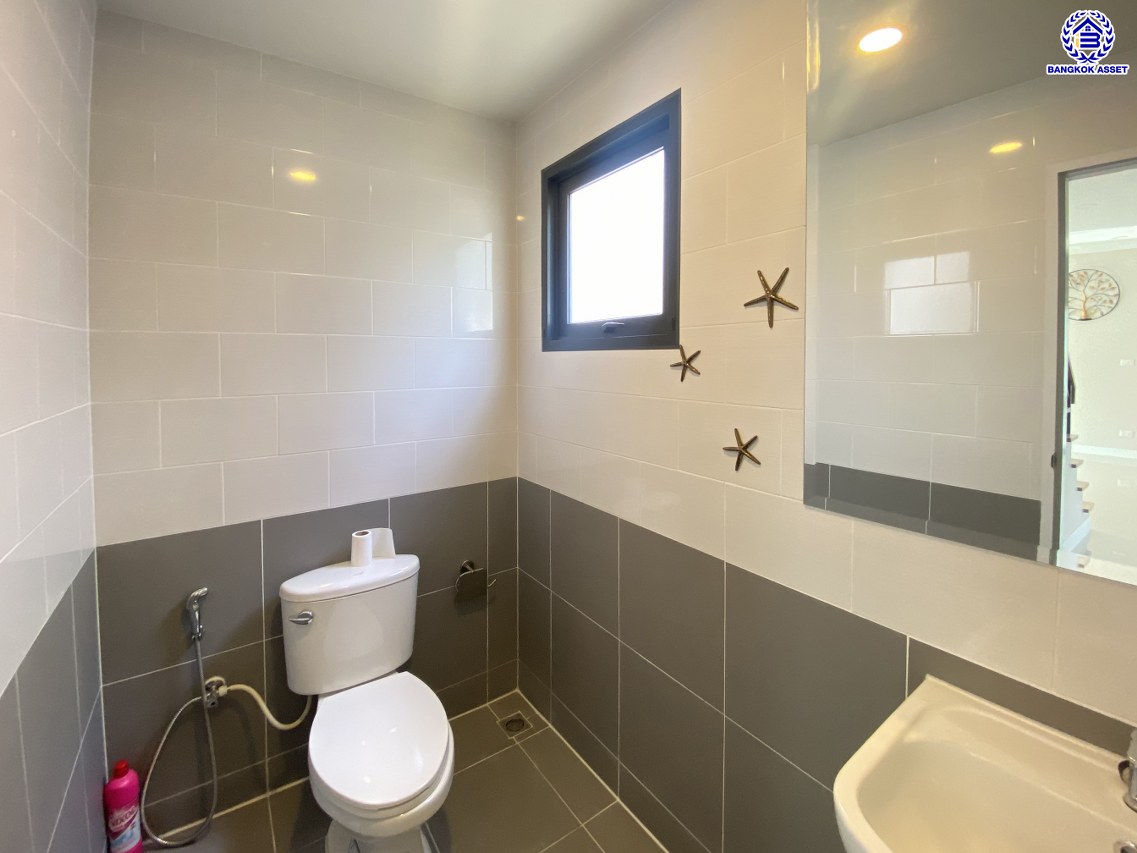 *****บ้านมือสอง นนทบุรี โครงการ เซนโทร สะพานมหาเจษฎาบดินทร์ฯ2 เนื้อที่ 52.9 ตร.ว. พื้นที่ใช้สอย 175 ตร.ม. ฟังก์ชัน 3 ห้องนอน 3 ห้องน้ำ จอดรถได้ 2 คัน ตอบโจทย์ทุกความต้องการของผู้อยู่อาศัย ใกล้ทางด่วน "งามวงศ์วาน" รถไฟฟ้าสายสีม่วง "สถานีไทรม้า" และ "สถานีบางรักน้อยท่าอิฐ"