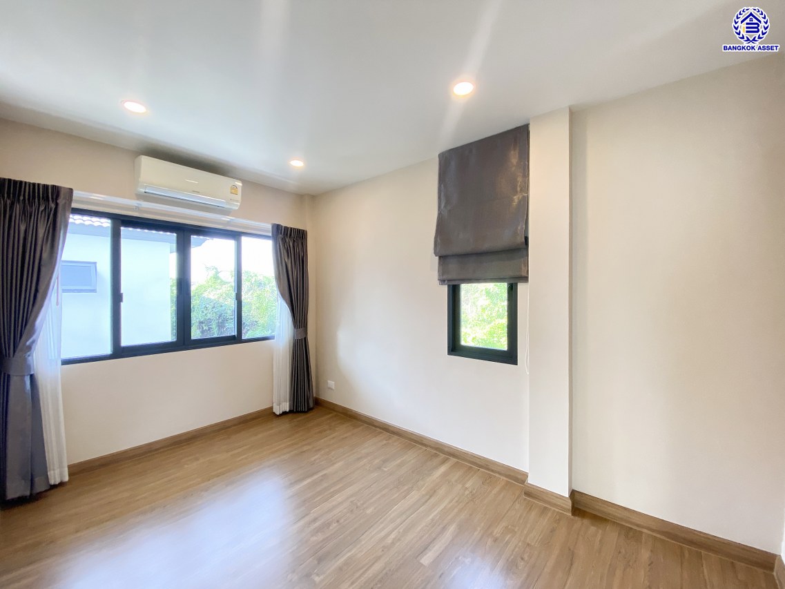 *****บ้านมือสอง นนทบุรี โครงการ เซนโทร สะพานมหาเจษฎาบดินทร์ฯ2 เนื้อที่ 52.9 ตร.ว. พื้นที่ใช้สอย 175 ตร.ม. ฟังก์ชัน 3 ห้องนอน 3 ห้องน้ำ จอดรถได้ 2 คัน ตอบโจทย์ทุกความต้องการของผู้อยู่อาศัย ใกล้ทางด่วน "งามวงศ์วาน" รถไฟฟ้าสายสีม่วง "สถานีไทรม้า" และ "สถานีบางรักน้อยท่าอิฐ"