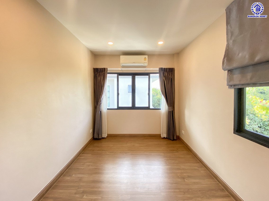 *****บ้านมือสอง นนทบุรี โครงการ เซนโทร สะพานมหาเจษฎาบดินทร์ฯ2 เนื้อที่ 52.9 ตร.ว. พื้นที่ใช้สอย 175 ตร.ม. ฟังก์ชัน 3 ห้องนอน 3 ห้องน้ำ จอดรถได้ 2 คัน ตอบโจทย์ทุกความต้องการของผู้อยู่อาศัย ใกล้ทางด่วน "งามวงศ์วาน" รถไฟฟ้าสายสีม่วง "สถานีไทรม้า" และ "สถานีบางรักน้อยท่าอิฐ"