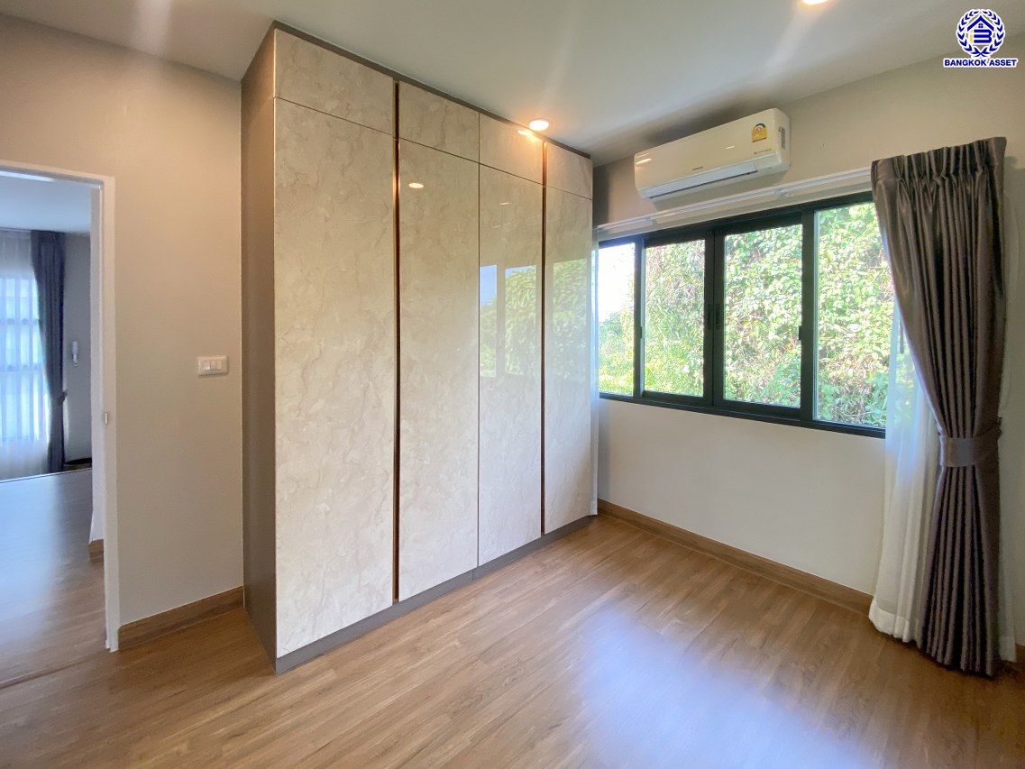 *****บ้านมือสอง นนทบุรี โครงการ เซนโทร สะพานมหาเจษฎาบดินทร์ฯ2 เนื้อที่ 52.9 ตร.ว. พื้นที่ใช้สอย 175 ตร.ม. ฟังก์ชัน 3 ห้องนอน 3 ห้องน้ำ จอดรถได้ 2 คัน ตอบโจทย์ทุกความต้องการของผู้อยู่อาศัย ใกล้ทางด่วน "งามวงศ์วาน" รถไฟฟ้าสายสีม่วง "สถานีไทรม้า" และ "สถานีบางรักน้อยท่าอิฐ"