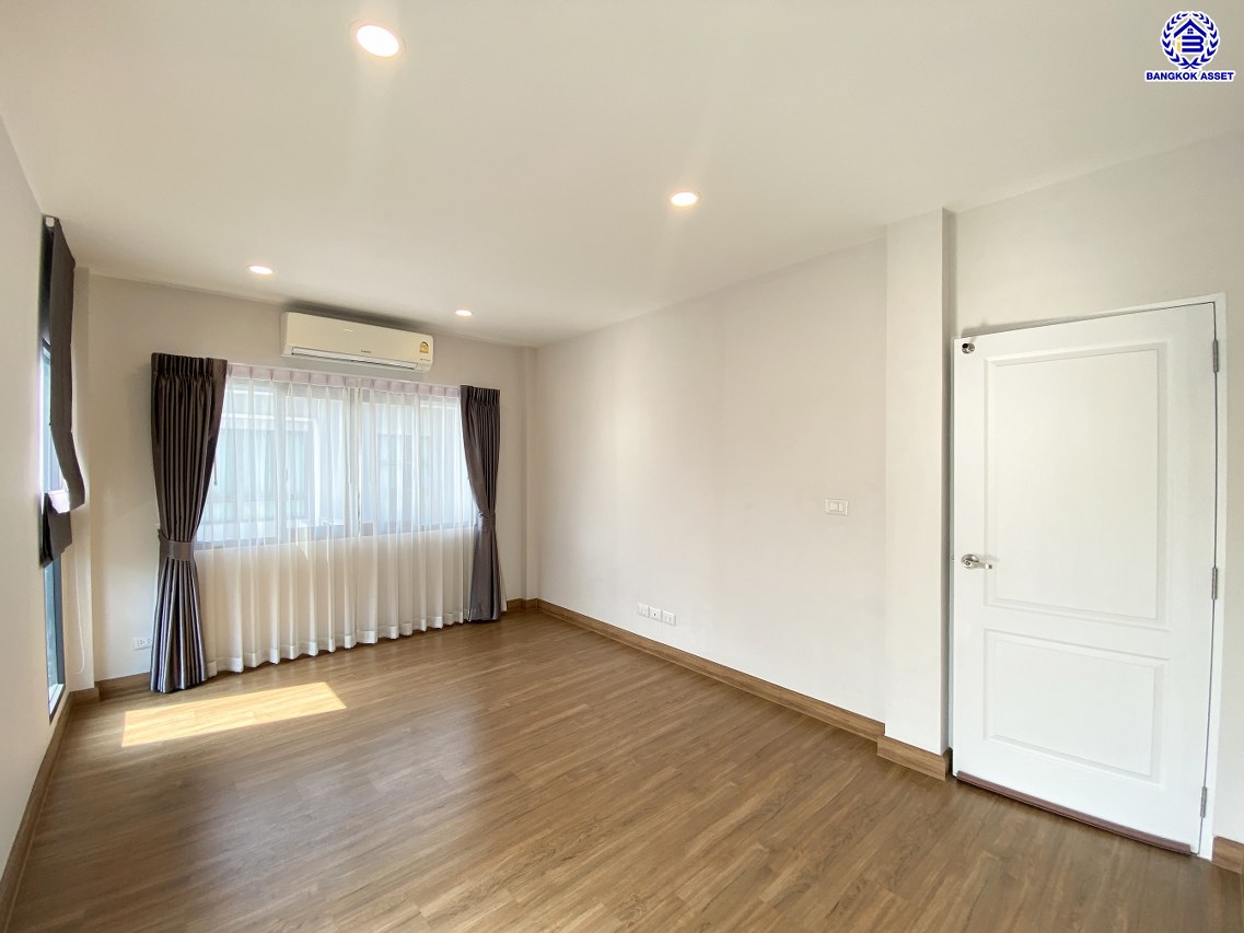 *****บ้านมือสอง นนทบุรี โครงการ เซนโทร สะพานมหาเจษฎาบดินทร์ฯ2 เนื้อที่ 52.9 ตร.ว. พื้นที่ใช้สอย 175 ตร.ม. ฟังก์ชัน 3 ห้องนอน 3 ห้องน้ำ จอดรถได้ 2 คัน ตอบโจทย์ทุกความต้องการของผู้อยู่อาศัย ใกล้ทางด่วน "งามวงศ์วาน" รถไฟฟ้าสายสีม่วง "สถานีไทรม้า" และ "สถานีบางรักน้อยท่าอิฐ"