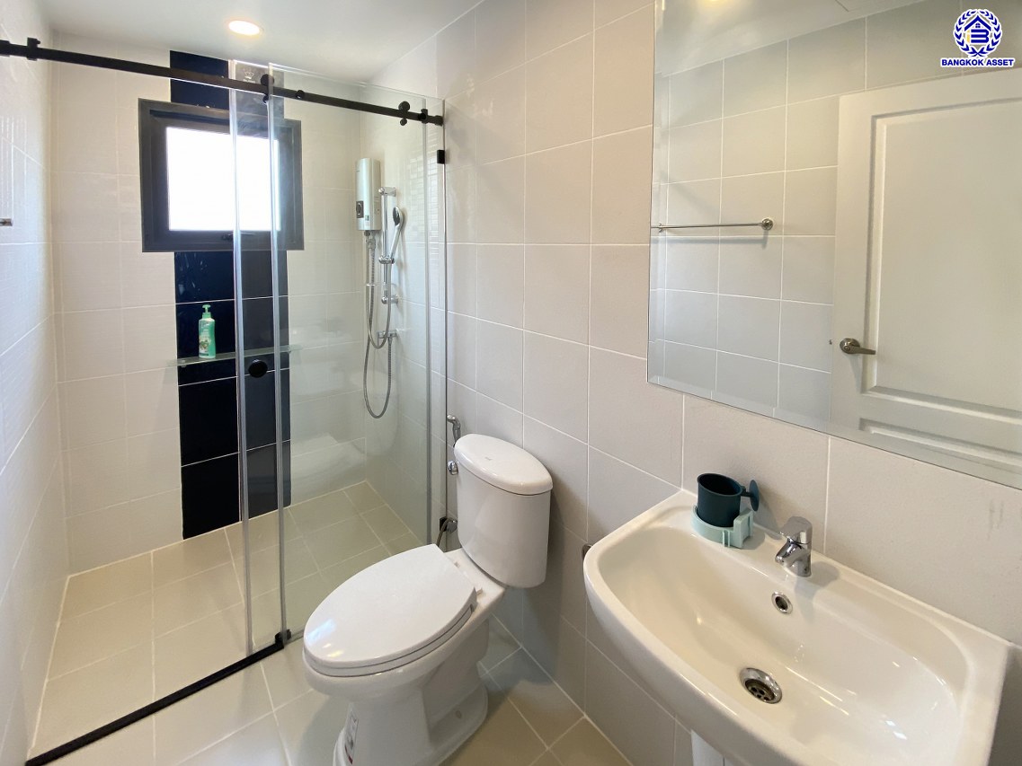 *****บ้านมือสอง นนทบุรี โครงการ เซนโทร สะพานมหาเจษฎาบดินทร์ฯ2 เนื้อที่ 52.9 ตร.ว. พื้นที่ใช้สอย 175 ตร.ม. ฟังก์ชัน 3 ห้องนอน 3 ห้องน้ำ จอดรถได้ 2 คัน ตอบโจทย์ทุกความต้องการของผู้อยู่อาศัย ใกล้ทางด่วน "งามวงศ์วาน" รถไฟฟ้าสายสีม่วง "สถานีไทรม้า" และ "สถานีบางรักน้อยท่าอิฐ"