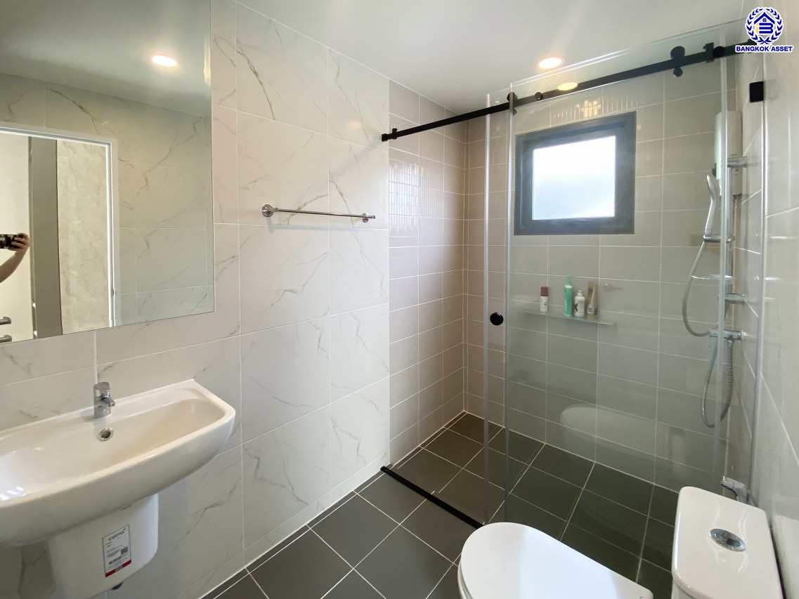 *****บ้านมือสอง นนทบุรี โครงการ เซนโทร สะพานมหาเจษฎาบดินทร์ฯ2 เนื้อที่ 52.9 ตร.ว. พื้นที่ใช้สอย 175 ตร.ม. ฟังก์ชัน 3 ห้องนอน 3 ห้องน้ำ จอดรถได้ 2 คัน ตอบโจทย์ทุกความต้องการของผู้อยู่อาศัย ใกล้ทางด่วน "งามวงศ์วาน" รถไฟฟ้าสายสีม่วง "สถานีไทรม้า" และ "สถานีบางรักน้อยท่าอิฐ"