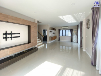 *****บ้านมือสอง นนทบุรี โครงการ เซนโทร สะพานมหาเจษฎาบดินทร์ฯ2 เนื้อที่ 52.9 ตร.ว. พื้นที่ใช้สอย 175 ตร.ม. ฟังก์ชัน 3 ห้องนอน 3 ห้องน้ำ จอดรถได้ 2 คัน ตอบโจทย์ทุกความต้องการของผู้อยู่อาศัย ใกล้ทางด่วน "งามวงศ์วาน" รถไฟฟ้าสายสีม่วง "สถานีไทรม้า" และ "สถานีบางรักน้อยท่าอิฐ"