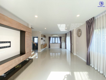 *****บ้านมือสอง นนทบุรี โครงการ เซนโทร สะพานมหาเจษฎาบดินทร์ฯ2 เนื้อที่ 52.9 ตร.ว. พื้นที่ใช้สอย 175 ตร.ม. ฟังก์ชัน 3 ห้องนอน 3 ห้องน้ำ จอดรถได้ 2 คัน ตอบโจทย์ทุกความต้องการของผู้อยู่อาศัย ใกล้ทางด่วน "งามวงศ์วาน" รถไฟฟ้าสายสีม่วง "สถานีไทรม้า" และ "สถานีบางรักน้อยท่าอิฐ"