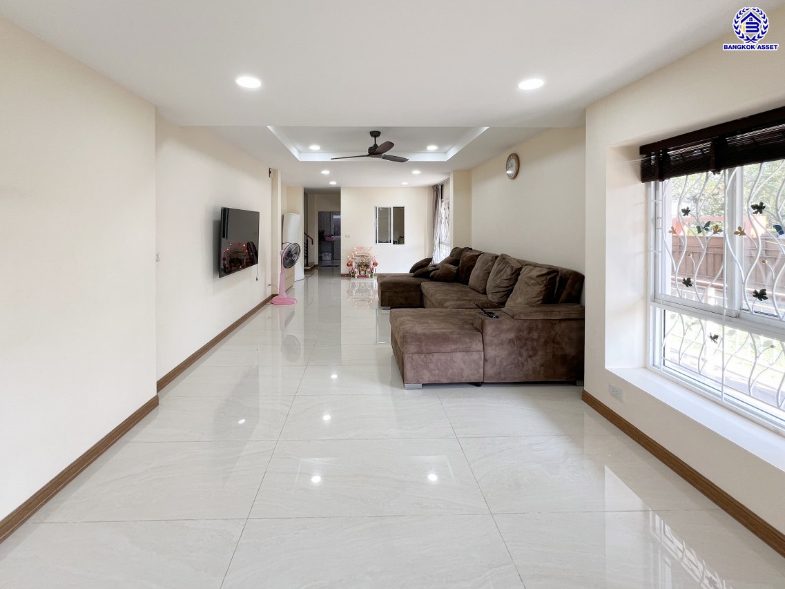 *****บ้านมือสองนนทบุรี โครงการ เทรนดี้ ธารา บางใหญ่ หลังมุม เนื้อที่ 109.4 ตร.ว. พื้นที่ใช้สอย 260 ตร.ม. ฟังก์ชัน 4 ห้องนอน 2 ห้องน้ำ จอดรถได้ 2 คัน ตอบโจทย์ทุกความต้องการของผู้อยู่อาศัย เชื่อมต่อหลายเส้นทาง ใกล้รถไฟฟ้าสายสีม่วง "สถานีคลองบางไผ่"