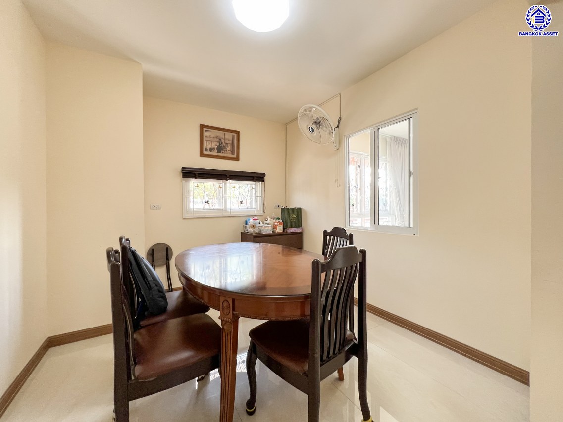 *****บ้านมือสองนนทบุรี โครงการ เทรนดี้ ธารา บางใหญ่ หลังมุม เนื้อที่ 109.4 ตร.ว. พื้นที่ใช้สอย 260 ตร.ม. ฟังก์ชัน 4 ห้องนอน 2 ห้องน้ำ จอดรถได้ 2 คัน ตอบโจทย์ทุกความต้องการของผู้อยู่อาศัย เชื่อมต่อหลายเส้นทาง ใกล้รถไฟฟ้าสายสีม่วง "สถานีคลองบางไผ่"