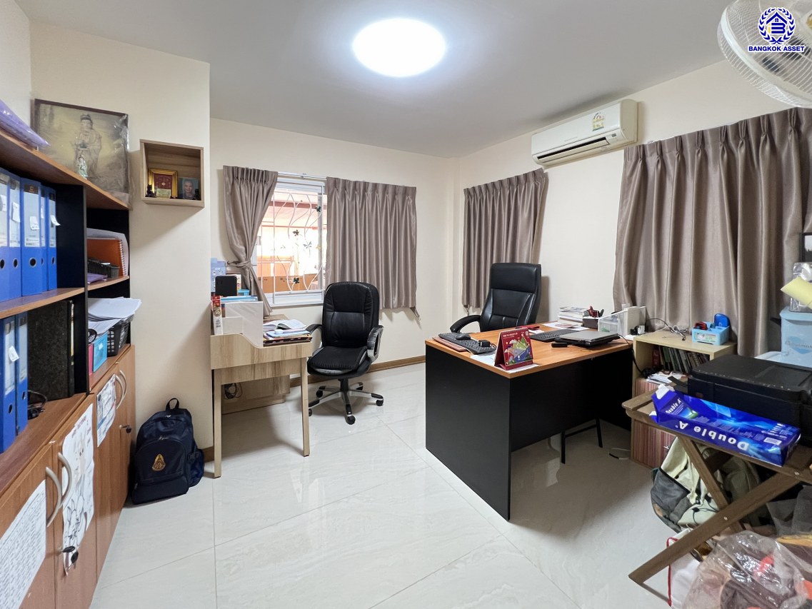 *****บ้านมือสองนนทบุรี โครงการ เทรนดี้ ธารา บางใหญ่ หลังมุม เนื้อที่ 109.4 ตร.ว. พื้นที่ใช้สอย 260 ตร.ม. ฟังก์ชัน 4 ห้องนอน 2 ห้องน้ำ จอดรถได้ 2 คัน ตอบโจทย์ทุกความต้องการของผู้อยู่อาศัย เชื่อมต่อหลายเส้นทาง ใกล้รถไฟฟ้าสายสีม่วง "สถานีคลองบางไผ่"