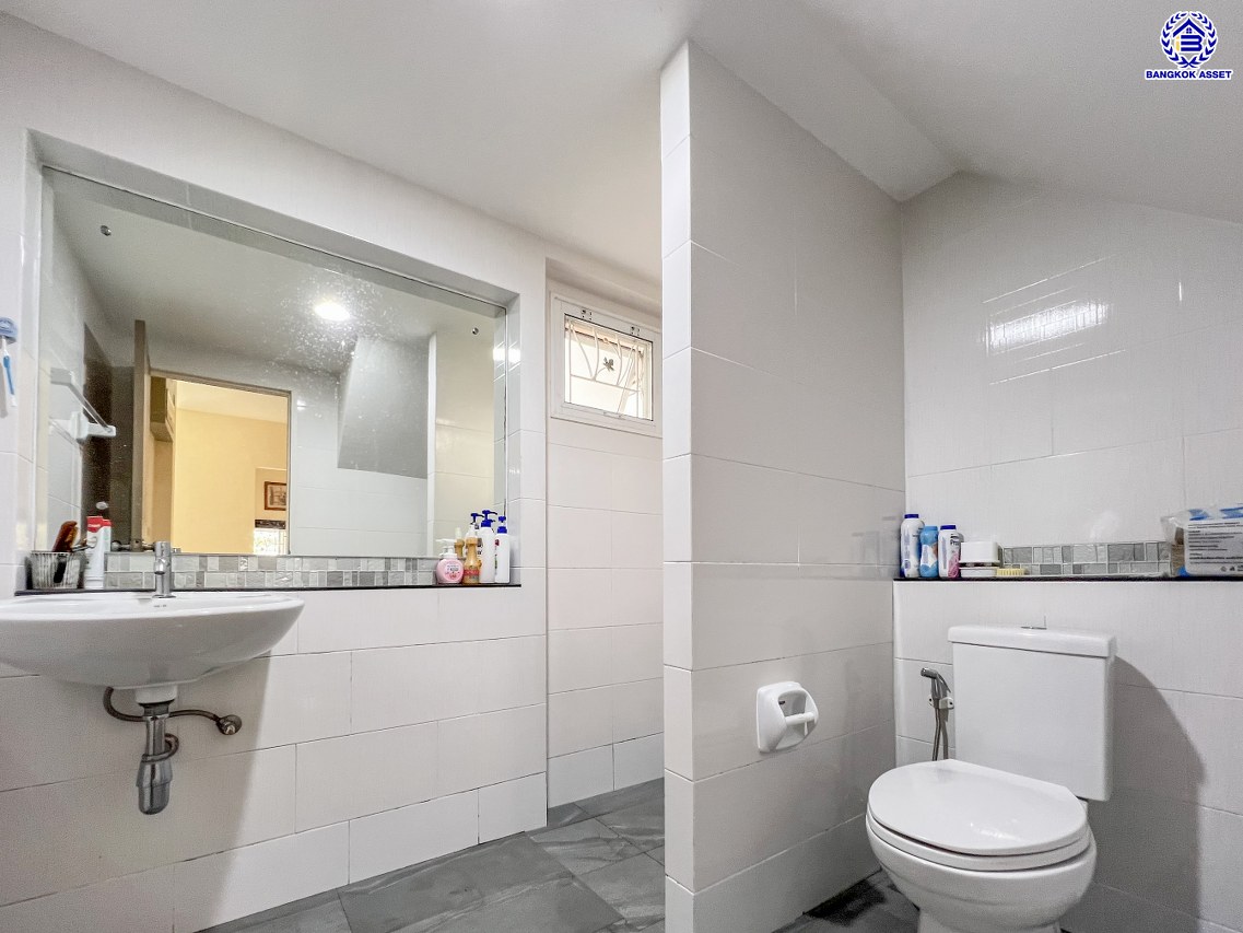 *****บ้านมือสองนนทบุรี โครงการ เทรนดี้ ธารา บางใหญ่ หลังมุม เนื้อที่ 109.4 ตร.ว. พื้นที่ใช้สอย 260 ตร.ม. ฟังก์ชัน 4 ห้องนอน 2 ห้องน้ำ จอดรถได้ 2 คัน ตอบโจทย์ทุกความต้องการของผู้อยู่อาศัย เชื่อมต่อหลายเส้นทาง ใกล้รถไฟฟ้าสายสีม่วง "สถานีคลองบางไผ่"