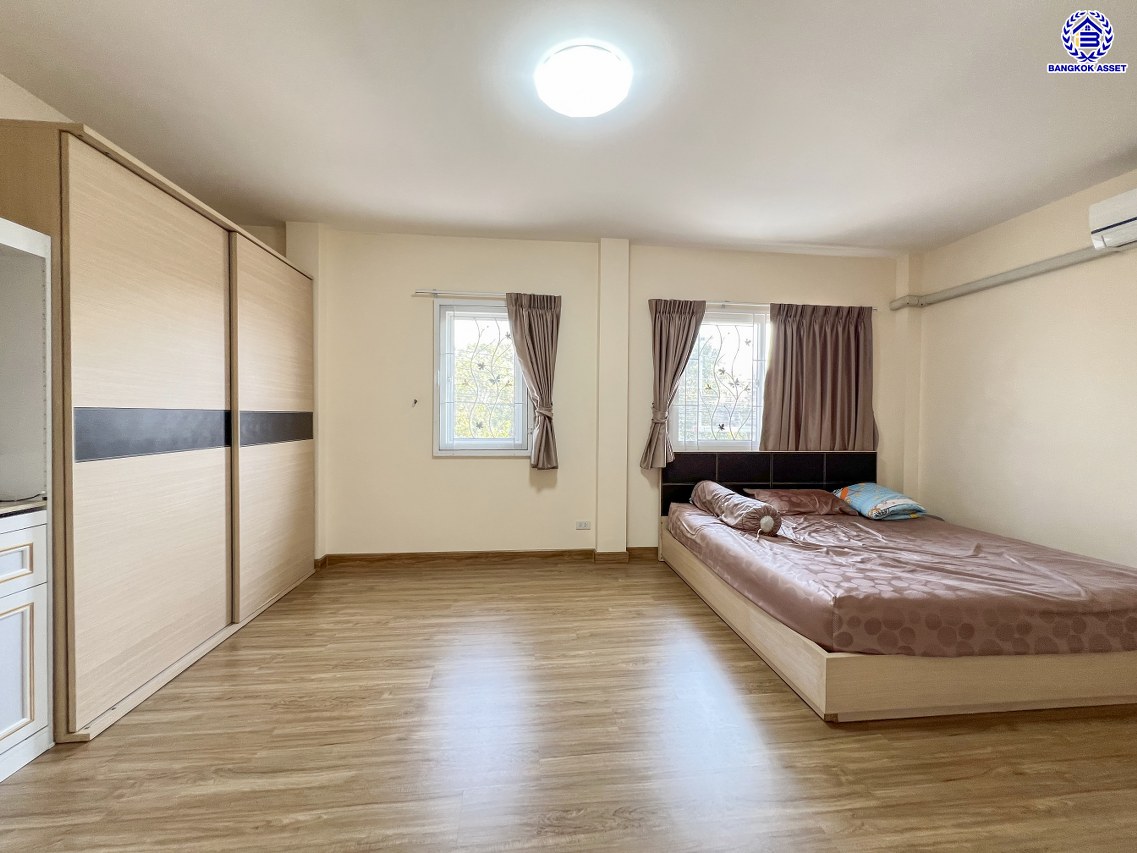 *****บ้านมือสองนนทบุรี โครงการ เทรนดี้ ธารา บางใหญ่ หลังมุม เนื้อที่ 109.4 ตร.ว. พื้นที่ใช้สอย 260 ตร.ม. ฟังก์ชัน 4 ห้องนอน 2 ห้องน้ำ จอดรถได้ 2 คัน ตอบโจทย์ทุกความต้องการของผู้อยู่อาศัย เชื่อมต่อหลายเส้นทาง ใกล้รถไฟฟ้าสายสีม่วง "สถานีคลองบางไผ่"