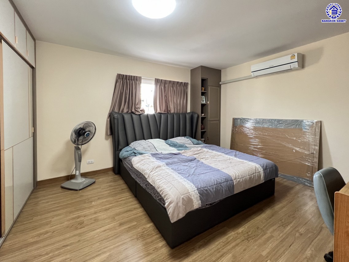 *****บ้านมือสองนนทบุรี โครงการ เทรนดี้ ธารา บางใหญ่ หลังมุม เนื้อที่ 109.4 ตร.ว. พื้นที่ใช้สอย 260 ตร.ม. ฟังก์ชัน 4 ห้องนอน 2 ห้องน้ำ จอดรถได้ 2 คัน ตอบโจทย์ทุกความต้องการของผู้อยู่อาศัย เชื่อมต่อหลายเส้นทาง ใกล้รถไฟฟ้าสายสีม่วง "สถานีคลองบางไผ่"