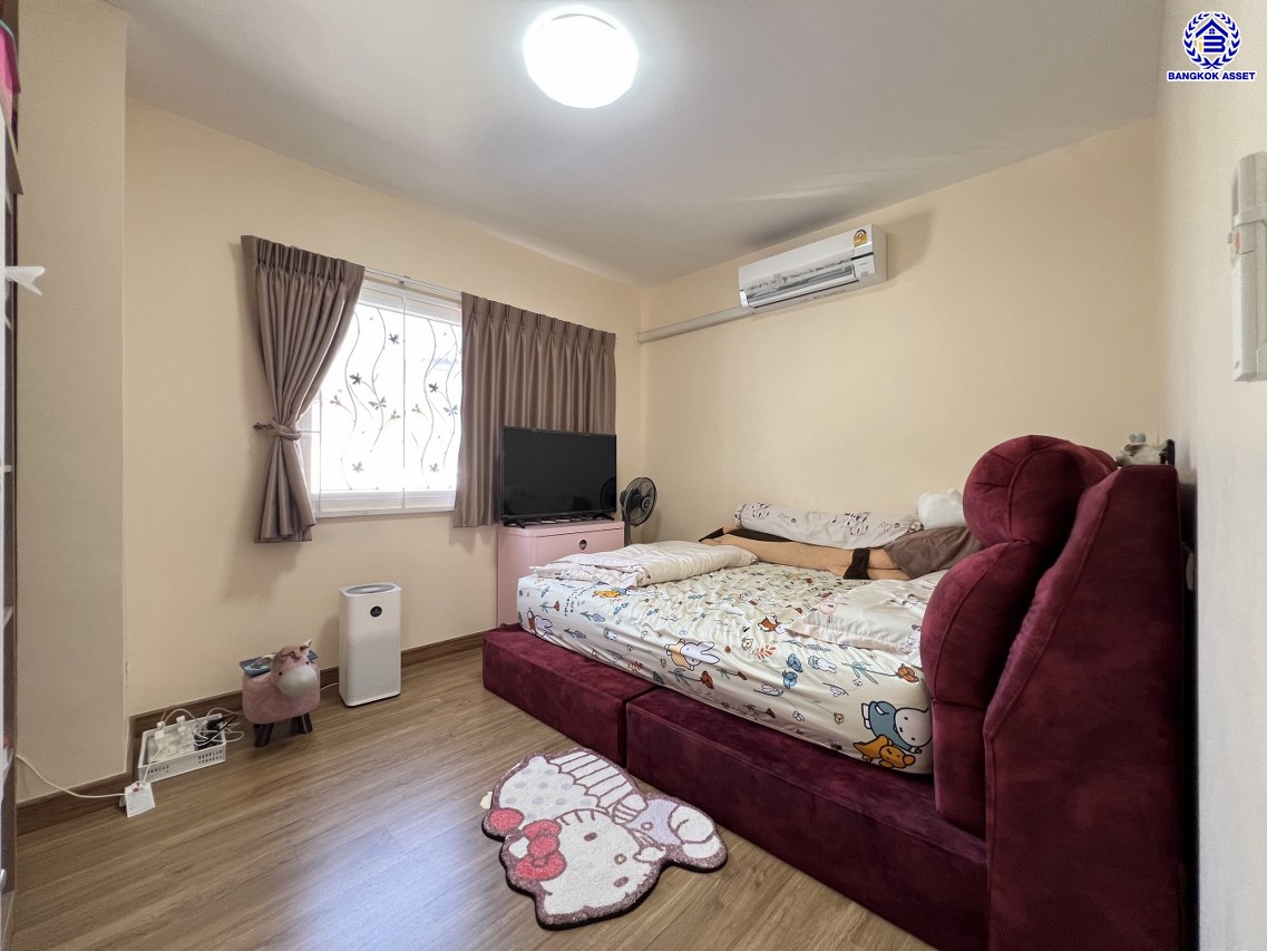 *****บ้านมือสองนนทบุรี โครงการ เทรนดี้ ธารา บางใหญ่ หลังมุม เนื้อที่ 109.4 ตร.ว. พื้นที่ใช้สอย 260 ตร.ม. ฟังก์ชัน 4 ห้องนอน 2 ห้องน้ำ จอดรถได้ 2 คัน ตอบโจทย์ทุกความต้องการของผู้อยู่อาศัย เชื่อมต่อหลายเส้นทาง ใกล้รถไฟฟ้าสายสีม่วง "สถานีคลองบางไผ่"