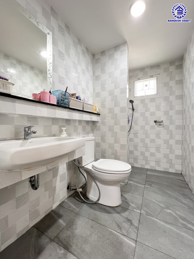 *****บ้านมือสองนนทบุรี โครงการ เทรนดี้ ธารา บางใหญ่ หลังมุม เนื้อที่ 109.4 ตร.ว. พื้นที่ใช้สอย 260 ตร.ม. ฟังก์ชัน 4 ห้องนอน 2 ห้องน้ำ จอดรถได้ 2 คัน ตอบโจทย์ทุกความต้องการของผู้อยู่อาศัย เชื่อมต่อหลายเส้นทาง ใกล้รถไฟฟ้าสายสีม่วง "สถานีคลองบางไผ่"