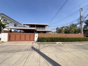 *****บ้านมือสองนนทบุรี โครงการ เทรนดี้ ธารา บางใหญ่ หลังมุม เนื้อที่ 109.4 ตร.ว. พื้นที่ใช้สอย 260 ตร.ม. ฟังก์ชัน 4 ห้องนอน 2 ห้องน้ำ จอดรถได้ 2 คัน ตอบโจทย์ทุกความต้องการของผู้อยู่อาศัย เชื่อมต่อหลายเส้นทาง ใกล้รถไฟฟ้าสายสีม่วง "สถานีคลองบางไผ่"