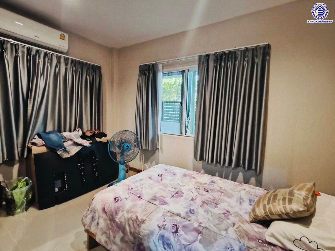 *****บ้านเดี่ยวมือสองนนทบุรี โครงการ คาซ่าแกรนด์ ราชพฤกษ์-พระราม5 เนื้อที่ 65.90 ตร.ว. พื้นที่ใช้สอย 168 ตร.ม. ฟังก์ชัน 4 ห้องนอน 3 ห้องน้ำ 2 ที่จอดรถ บนทำเลเชื่อมต่อหลายเส้นทาง ทั้งถนนรัตนาธิเบศร์ ถนนบางกรวย-ไทรน้อย ถนนกาญจนาภิเษก ใกล้รถไฟฟ้าสายสีม่วง "สถานีบางพลู" และ ใกล้จุดขึ้นทางด่วน "ศรีรัช"