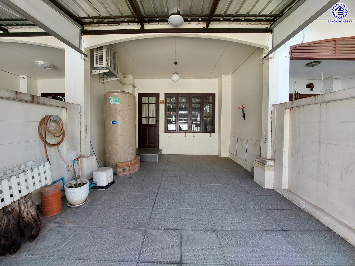 *****ทาวน์เฮ้าส์มือสองนนทบุรี โครงการ บุศรินทร์ บางบัวทอง เนื้อที่ 18 ตร.ว. พื้นที่ใช้สอย 90 ตร.ม. ฟังก์ชัน 2 ห้องนอน 2 ห้องน้ำ 1 ที่จอดรถ แถมฟรี! เครื่องปรับอากาศ, เครื่องทำน้ำอุ่น, เครื่องดูดควัน  ทำเลดี เชื่อมต่อหลายเส้นทาง ถ.กาญจนาภิเษก, ถ.รัตนาธิเบศร์, ถ.บางกรวย-ไทรน้อย และใกล้เซ็นทรัลเวสต์เกต และรถไฟฟ้าสายสีม่วง "สถานีบางพลู"