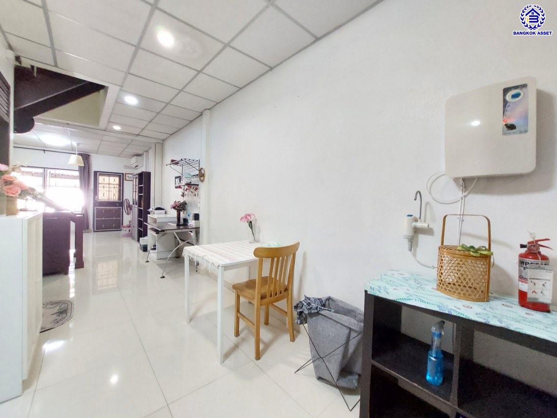 *****ทาวน์เฮ้าส์มือสองนนทบุรี โครงการ บุศรินทร์ บางบัวทอง เนื้อที่ 18 ตร.ว. พื้นที่ใช้สอย 90 ตร.ม. ฟังก์ชัน 2 ห้องนอน 2 ห้องน้ำ 1 ที่จอดรถ แถมฟรี! เครื่องปรับอากาศ, เครื่องทำน้ำอุ่น, เครื่องดูดควัน  ทำเลดี เชื่อมต่อหลายเส้นทาง ถ.กาญจนาภิเษก, ถ.รัตนาธิเบศร์, ถ.บางกรวย-ไทรน้อย และใกล้เซ็นทรัลเวสต์เกต และรถไฟฟ้าสายสีม่วง "สถานีบางพลู"