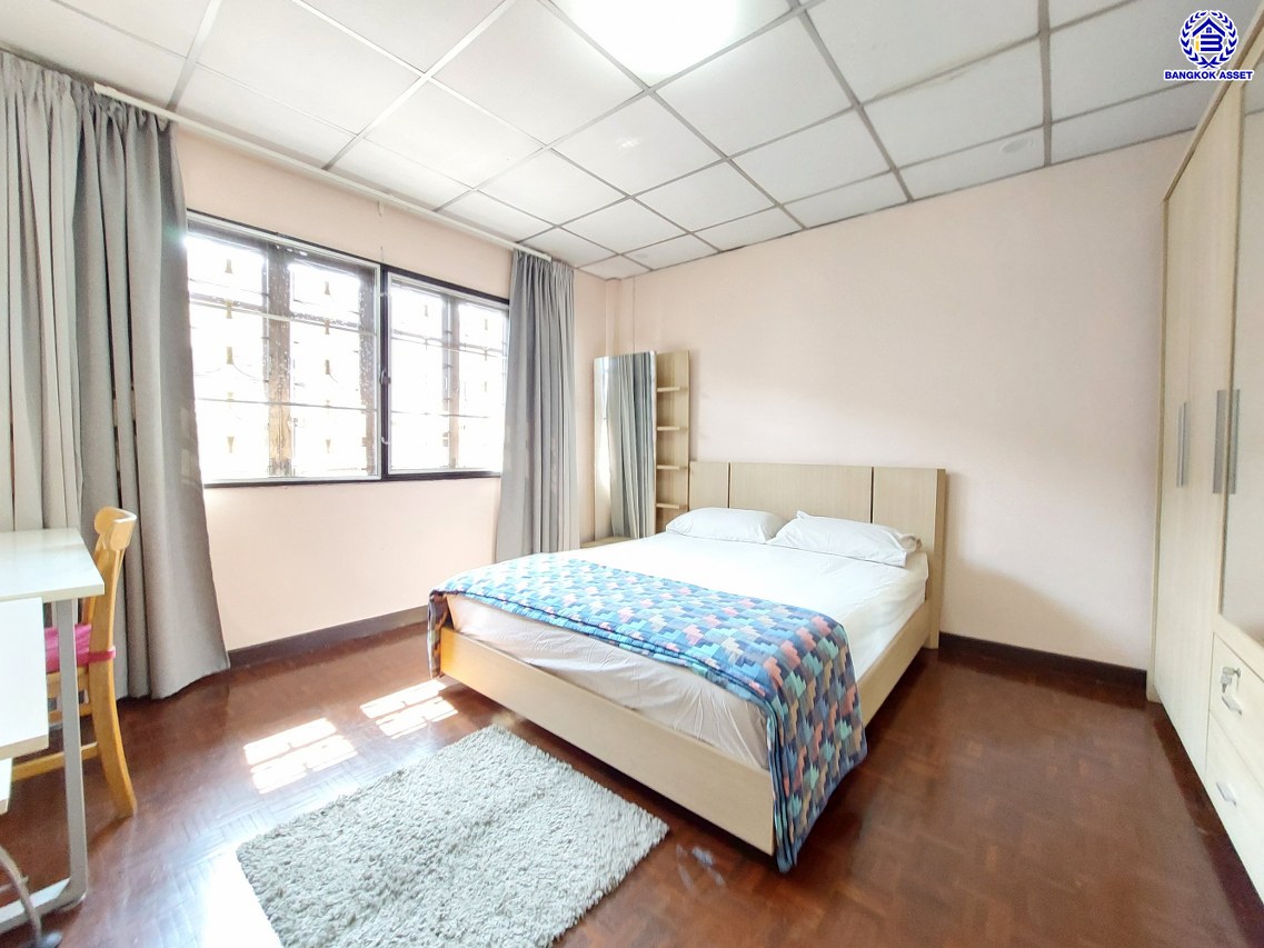 *****ทาวน์เฮ้าส์มือสองนนทบุรี โครงการ บุศรินทร์ บางบัวทอง เนื้อที่ 18 ตร.ว. พื้นที่ใช้สอย 90 ตร.ม. ฟังก์ชัน 2 ห้องนอน 2 ห้องน้ำ 1 ที่จอดรถ แถมฟรี! เครื่องปรับอากาศ, เครื่องทำน้ำอุ่น, เครื่องดูดควัน  ทำเลดี เชื่อมต่อหลายเส้นทาง ถ.กาญจนาภิเษก, ถ.รัตนาธิเบศร์, ถ.บางกรวย-ไทรน้อย และใกล้เซ็นทรัลเวสต์เกต และรถไฟฟ้าสายสีม่วง "สถานีบางพลู"