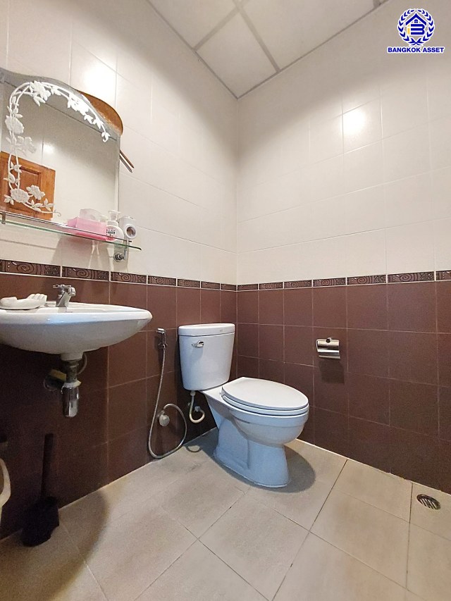 *****ทาวน์เฮ้าส์มือสองนนทบุรี โครงการ บุศรินทร์ บางบัวทอง เนื้อที่ 18 ตร.ว. พื้นที่ใช้สอย 90 ตร.ม. ฟังก์ชัน 2 ห้องนอน 2 ห้องน้ำ 1 ที่จอดรถ แถมฟรี! เครื่องปรับอากาศ, เครื่องทำน้ำอุ่น, เครื่องดูดควัน  ทำเลดี เชื่อมต่อหลายเส้นทาง ถ.กาญจนาภิเษก, ถ.รัตนาธิเบศร์, ถ.บางกรวย-ไทรน้อย และใกล้เซ็นทรัลเวสต์เกต และรถไฟฟ้าสายสีม่วง "สถานีบางพลู"