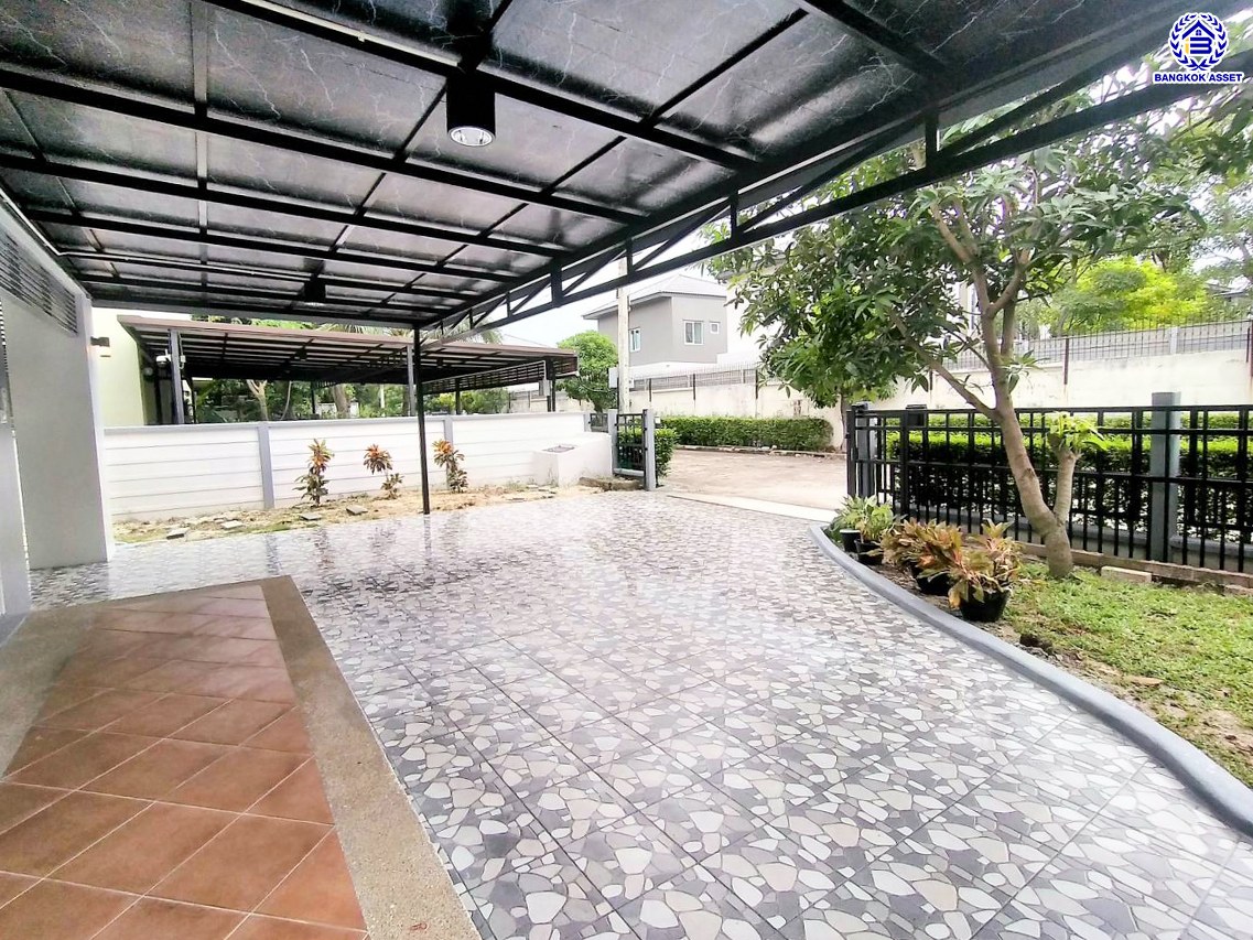 บ้านเดี่ยวมือสองนนทบุรี โครงการ กฤษณา พระราม5-กาญจนาภิเษก เนื้อที่ 64 ตร.ว. พื้นที่ใช้อสอย 160 ตร.ม. ฟังก์ชัน 3 ห้องนอน 3 ห้องน้ำ 2 ที่จอดรถ พร้อมเข้าอยู่ ทำเลดีโครงการติดถนนใหญ่ "กาญจนาภิเษก" เชื่อมต่อได้หลายเส้นทางทั้ง ถนนบางบัวทอง ถนนนครอินทร์ ใกล้เซ็นทรัลเวสต์เกต และจุดขึ้นทางด่วน "ศรีรัช"...