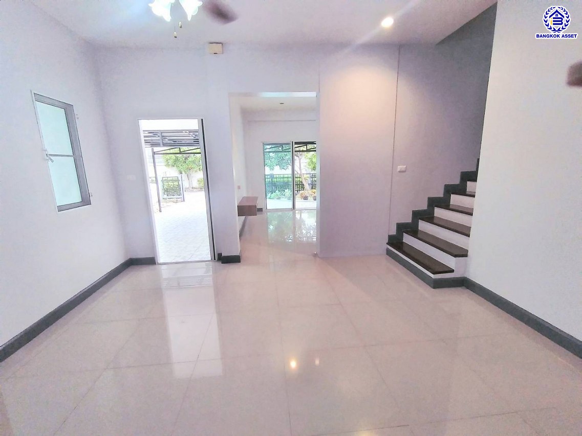 บ้านเดี่ยวมือสองนนทบุรี โครงการ กฤษณา พระราม5-กาญจนาภิเษก เนื้อที่ 64 ตร.ว. พื้นที่ใช้อสอย 160 ตร.ม. ฟังก์ชัน 3 ห้องนอน 3 ห้องน้ำ 2 ที่จอดรถ พร้อมเข้าอยู่ ทำเลดีโครงการติดถนนใหญ่ "กาญจนาภิเษก" เชื่อมต่อได้หลายเส้นทางทั้ง ถนนบางบัวทอง ถนนนครอินทร์ ใกล้เซ็นทรัลเวสต์เกต และจุดขึ้นทางด่วน "ศรีรัช"...