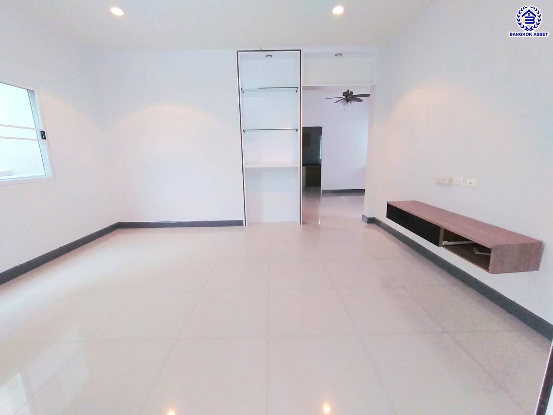 บ้านเดี่ยวมือสองนนทบุรี โครงการ กฤษณา พระราม5-กาญจนาภิเษก เนื้อที่ 64 ตร.ว. พื้นที่ใช้อสอย 160 ตร.ม. ฟังก์ชัน 3 ห้องนอน 3 ห้องน้ำ 2 ที่จอดรถ พร้อมเข้าอยู่ ทำเลดีโครงการติดถนนใหญ่ "กาญจนาภิเษก" เชื่อมต่อได้หลายเส้นทางทั้ง ถนนบางบัวทอง ถนนนครอินทร์ ใกล้เซ็นทรัลเวสต์เกต และจุดขึ้นทางด่วน "ศรีรัช"...