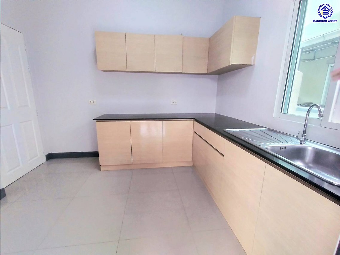 บ้านเดี่ยวมือสองนนทบุรี โครงการ กฤษณา พระราม5-กาญจนาภิเษก เนื้อที่ 64 ตร.ว. พื้นที่ใช้อสอย 160 ตร.ม. ฟังก์ชัน 3 ห้องนอน 3 ห้องน้ำ 2 ที่จอดรถ พร้อมเข้าอยู่ ทำเลดีโครงการติดถนนใหญ่ "กาญจนาภิเษก" เชื่อมต่อได้หลายเส้นทางทั้ง ถนนบางบัวทอง ถนนนครอินทร์ ใกล้เซ็นทรัลเวสต์เกต และจุดขึ้นทางด่วน "ศรีรัช"...