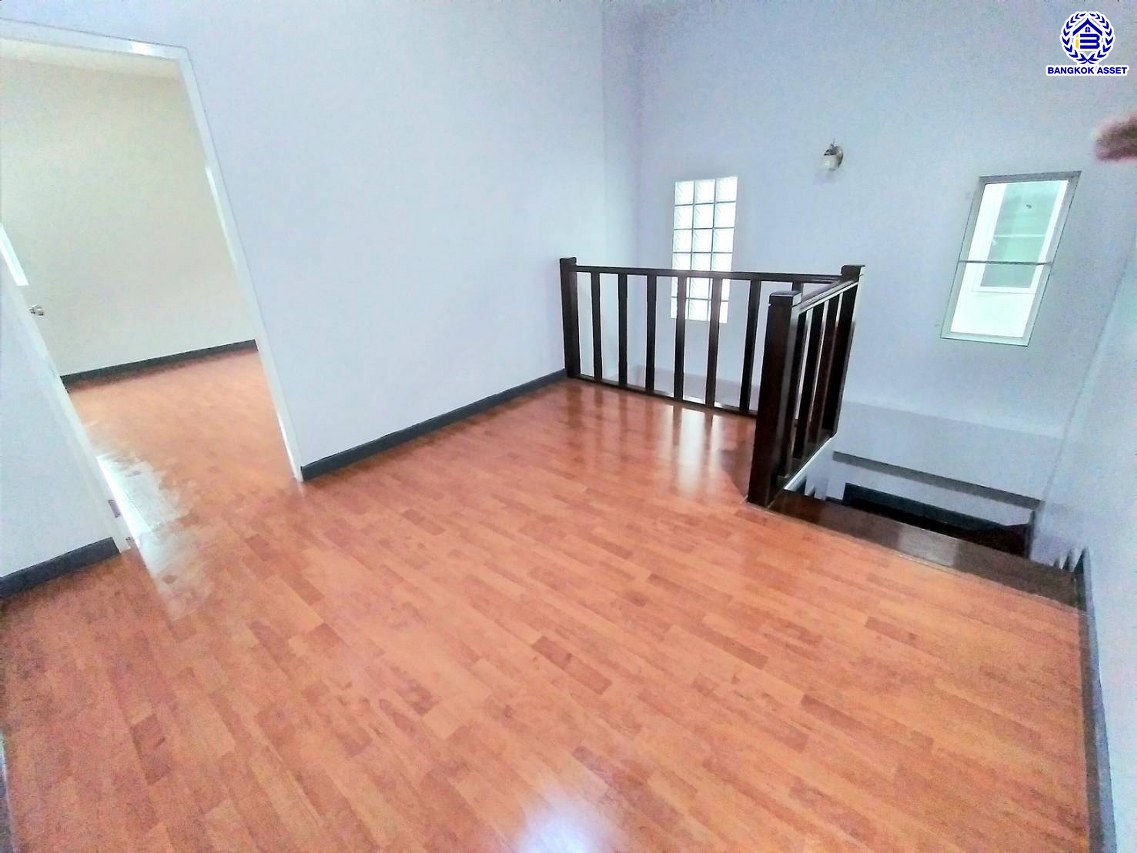 บ้านเดี่ยวมือสองนนทบุรี โครงการ กฤษณา พระราม5-กาญจนาภิเษก เนื้อที่ 64 ตร.ว. พื้นที่ใช้อสอย 160 ตร.ม. ฟังก์ชัน 3 ห้องนอน 3 ห้องน้ำ 2 ที่จอดรถ พร้อมเข้าอยู่ ทำเลดีโครงการติดถนนใหญ่ "กาญจนาภิเษก" เชื่อมต่อได้หลายเส้นทางทั้ง ถนนบางบัวทอง ถนนนครอินทร์ ใกล้เซ็นทรัลเวสต์เกต และจุดขึ้นทางด่วน "ศรีรัช"...