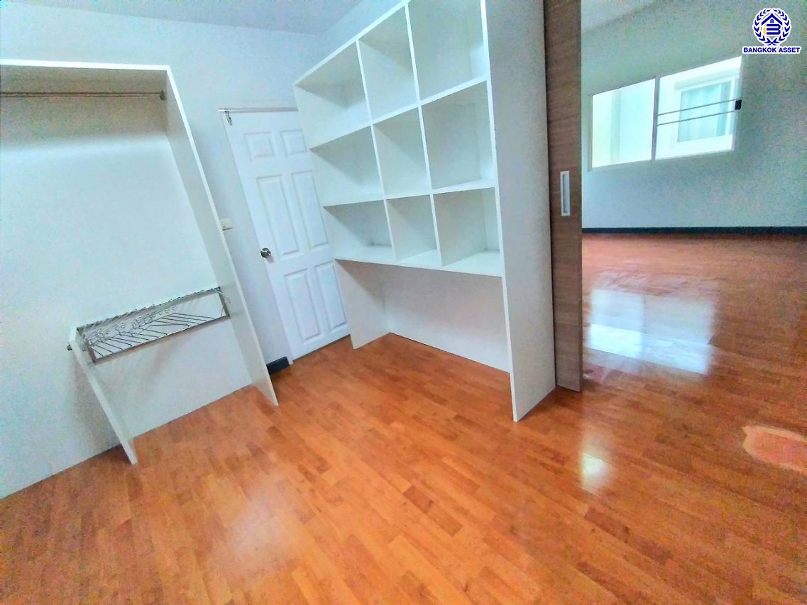 บ้านเดี่ยวมือสองนนทบุรี โครงการ กฤษณา พระราม5-กาญจนาภิเษก เนื้อที่ 64 ตร.ว. พื้นที่ใช้อสอย 160 ตร.ม. ฟังก์ชัน 3 ห้องนอน 3 ห้องน้ำ 2 ที่จอดรถ พร้อมเข้าอยู่ ทำเลดีโครงการติดถนนใหญ่ "กาญจนาภิเษก" เชื่อมต่อได้หลายเส้นทางทั้ง ถนนบางบัวทอง ถนนนครอินทร์ ใกล้เซ็นทรัลเวสต์เกต และจุดขึ้นทางด่วน "ศรีรัช"...