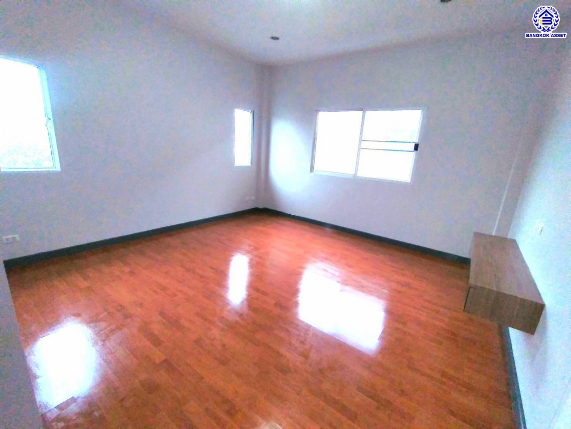 บ้านเดี่ยวมือสองนนทบุรี โครงการ กฤษณา พระราม5-กาญจนาภิเษก เนื้อที่ 64 ตร.ว. พื้นที่ใช้อสอย 160 ตร.ม. ฟังก์ชัน 3 ห้องนอน 3 ห้องน้ำ 2 ที่จอดรถ พร้อมเข้าอยู่ ทำเลดีโครงการติดถนนใหญ่ "กาญจนาภิเษก" เชื่อมต่อได้หลายเส้นทางทั้ง ถนนบางบัวทอง ถนนนครอินทร์ ใกล้เซ็นทรัลเวสต์เกต และจุดขึ้นทางด่วน "ศรีรัช"...